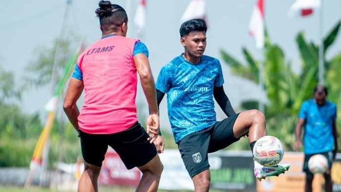 Pemain Persela saat berlatih