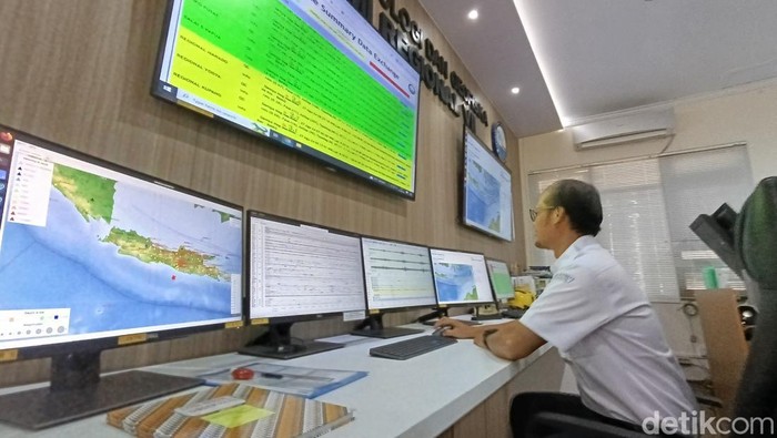 Pemantauan gempa di Stasiun Geofisika BMKG DIY, Gamping, Sleman, Selasa (27/8/2024)