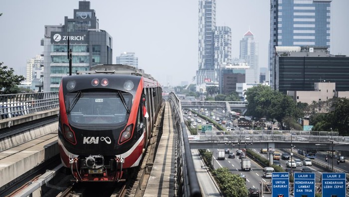 Penambahan jumlah perjalanan LRT Jabodebek Kereta api ringan atau Lintas Raya Terpadu (LRT) Jabodebek melintas di kawasan Setiabudi, Jakarta, Selasa (27/8/2024). PT Kereta Api Indonesia (KAI) melakukan penambahan jumlah perjalanan LRT Jabodebek dari 350 perjalanan pada hari kerja bertambah menjadi 358 perjalanan yang resmi diberlakukan pada Senin (26/8) guna memenuhi peningkatan kebutuhan para pengguna jasa. ANTARA FOTO/Aprillio Akbar/aww.