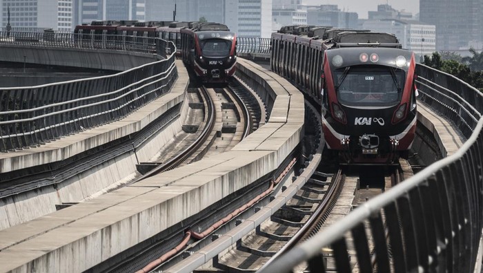 Kereta api ringan atau Lintas Raya Terpadu (LRT) Jabodebek melintas di kawasan Setiabudi, Jakarta, Selasa (27/8/2024). PT Kereta Api Indonesia (KAI) melakukan penambahan jumlah perjalanan LRT Jabodebek dari 350 perjalanan pada hari kerja bertambah menjadi 358 perjalanan yang resmi diberlakukan pada Senin (26/8) guna memenuhi peningkatan kebutuhan para pengguna jasa. ANTARA FOTO/Aprillio Akbar/aww.