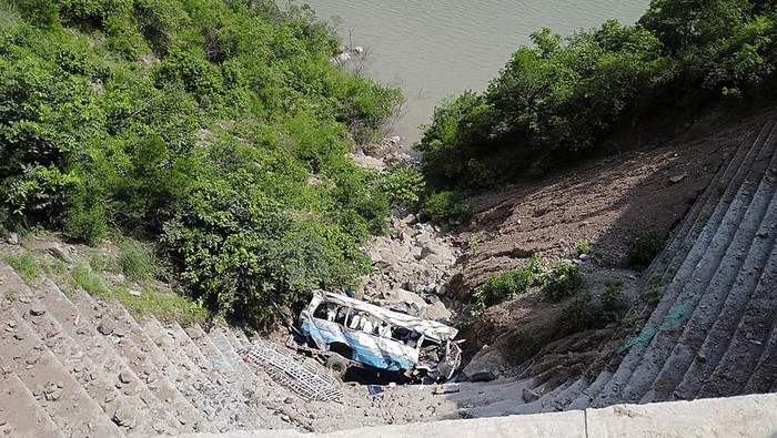 Sebuah bus yang membawa puluhan penumpang terjun ke jurang di Pakistan. Sedikitnya 22 orang dinyatakan tewas.