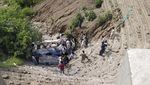 Penampakan Bus Terjun ke Jurang di Pakistan, 36 Orang Tewas