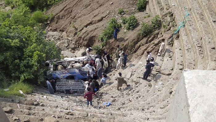 Sebuah bus yang membawa puluhan penumpang terjun ke jurang di Pakistan. Sedikitnya 22 orang dinyatakan tewas.
