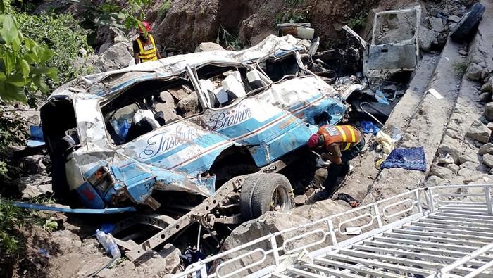 Sebuah bus yang membawa puluhan penumpang terjun ke jurang di Pakistan. Sedikitnya 22 orang dinyatakan tewas.