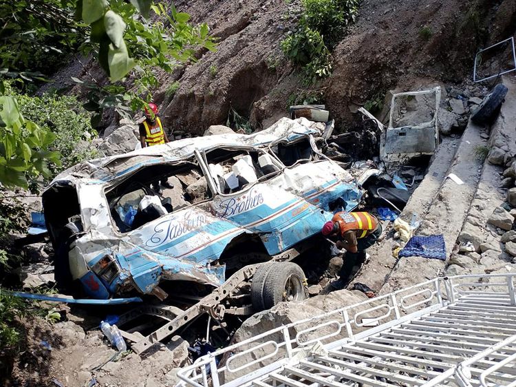 Penampakan Bus Terjun ke Jurang di Pakistan, 36 Orang Tewas