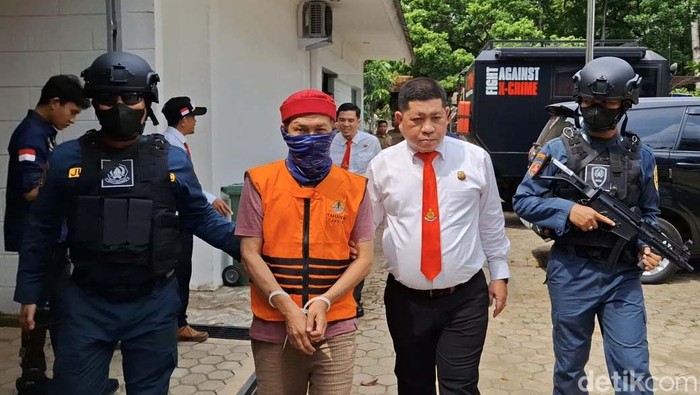 Penampakan Cula Badak-Pipa Gading Gajah yang Diamankan Gakkum LHK Sumsel Balai Gakkum LHK Sumsel berhasil mengamankan 8 cula badak dan 5 pipa gading gajah. Barang bukti itu diamankan dari seorang penjual berinisial ZA di Palembang.