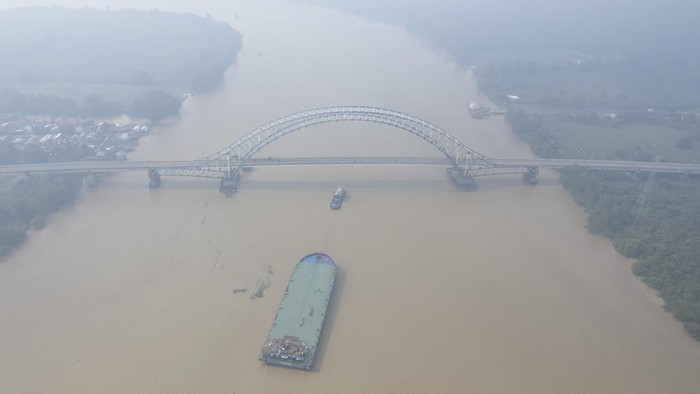Foto udara permukiman warga di Muara Sabak Timur yang diselimuti kabut asap akibat kebakaran hutan dan lahan (karhutla) di Tanjung Jabung Timur, Jambi, Selasa (27/8/2024). Sebagian wilayah di kabupaten itu mulai terdampak kabut asap akibat karhutla yang terjadi di daerah itu sejak tiga hari terakhir yang mengakibatkan terbatasnya jarak pandang dan buruknya kualitas udara sehingga mengganggu kesehatan. ANTARA FOTO/Wahdi Septiawan/aww.