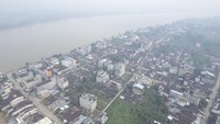 Foto udara permukiman warga di Muara Sabak Timur yang diselimuti kabut asap akibat kebakaran hutan dan lahan (karhutla) di Tanjung Jabung Timur, Jambi, Selasa (27/8/2024).