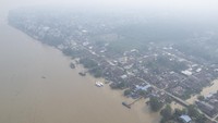 Kabut itu mengakibatkan terbatasnya jarak pandang dan buruknya kualitas udara sehingga mengganggu kesehatan.