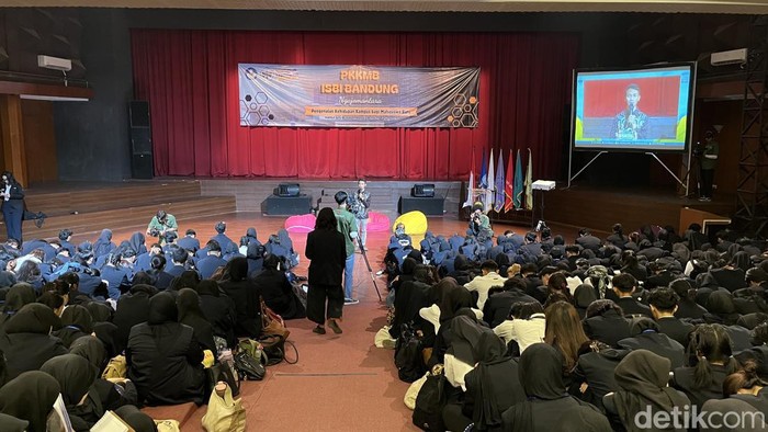 Pengenalan Kehidupan Kampus bagi Mahasiswa Baru (PKKMB) di Kampus ISBI Bandung.