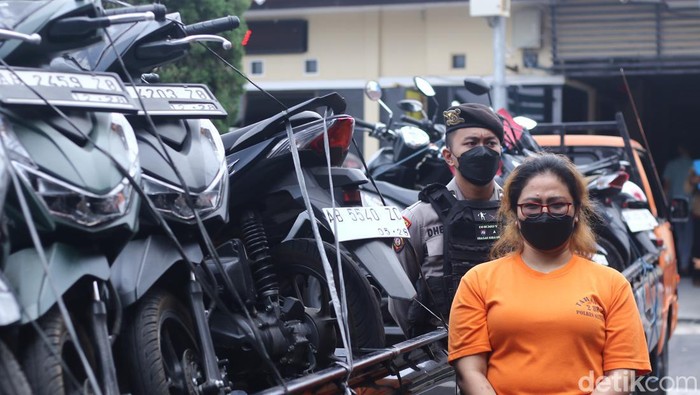 SR saat dihadirkan dalam kasus penggelapan belasan kendaraan rental di Mapolresta Sleman, Selasa (27/8/2024).