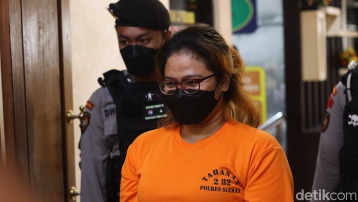 SR saat dihadirkan dalam kasus penggelapan belasan kendaraan rental di Mapolresta Sleman, Selasa (27/8/2024).