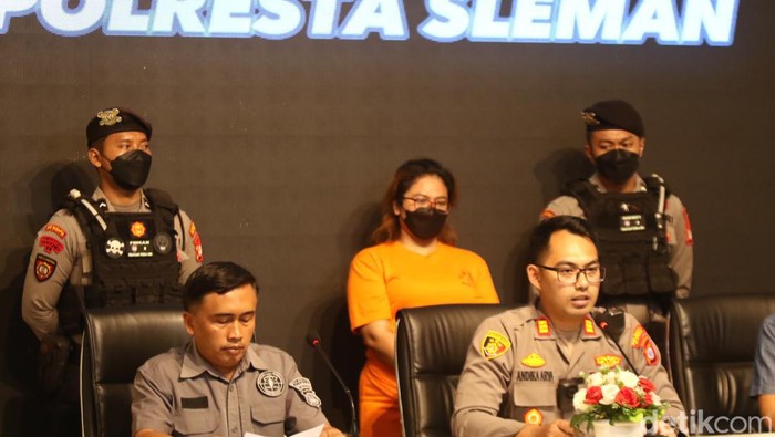 SR saat dihadirkan dalam kasus penggelapan belasan kendaraan rental di Mapolresta Sleman, Selasa (27/8/2024).