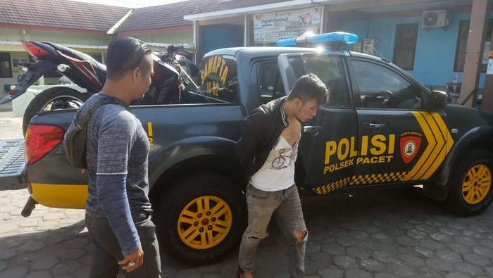 Penjabret kalung lansia yang babak belur usai dimassa