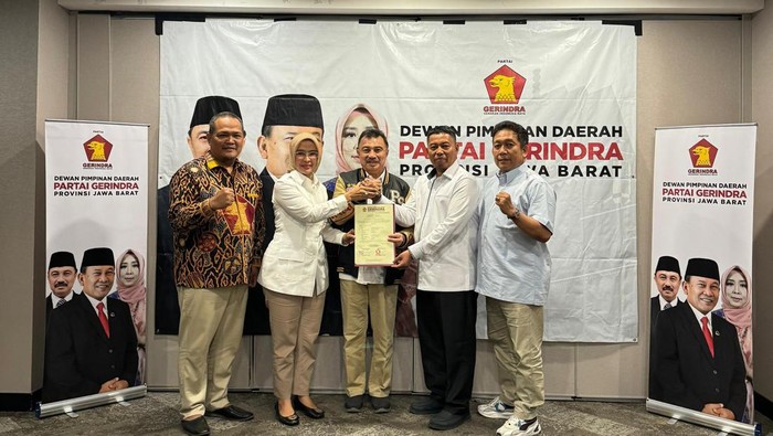 Penyerahan dokumen B1-KWK dari DPP Gerindra kepada pasangan bakal calon Bupati dan Wakil Bupati Cirebon, Wahyu Tjiptaningsih dan Solichin di Jakarta