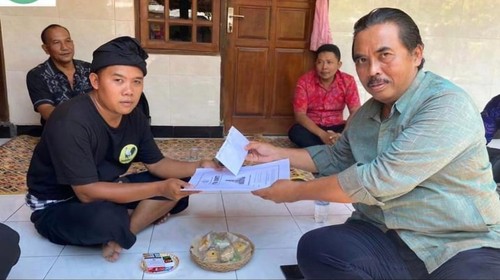 Disdukcapil Klungkung saat menyerahkan insentif pengurusan catatan kematian kepada ahli waris beberapa waktu lalu.