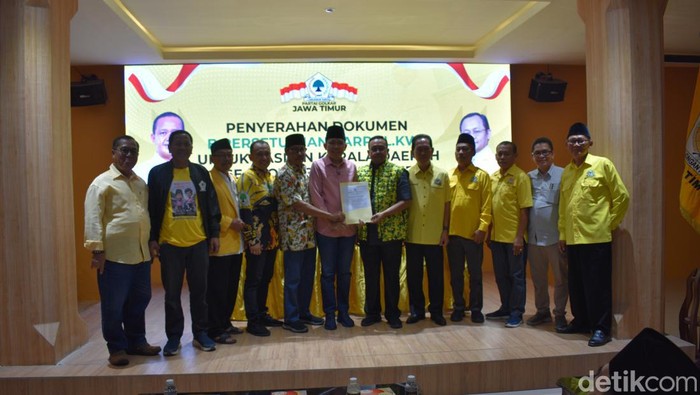 Penyerahan rekomendasi dari Golkar Jatim.