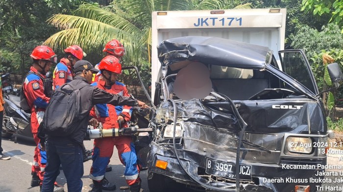 Tragedi Mematikan di Jakut: Tabrakan Maut antara Mobil Boks dan Truk Fuso