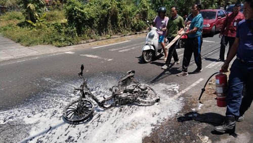 Petugas Damkar Karangasem saat memadamkan motor terbakar di Jalan Raya Kecicang-Bebandem, Selasa (27/8/2024).