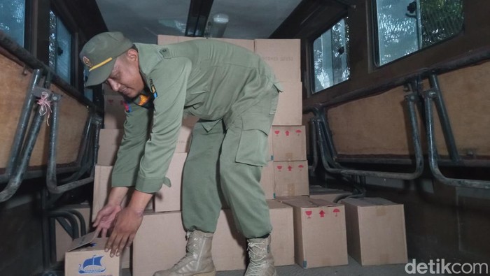 Petugas Satpol PP menyita ratusan dus miras di Cirebon