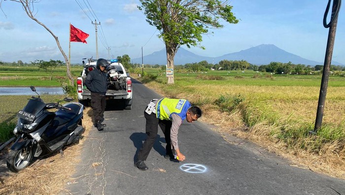 Petugas unit Gakkum Satlantas Polres Boyolali melakukan olah TKP di lokas kecelakaan di  Jalan Pengging-Peni, tepatnya di wilayah Dukuh Menoro Desa Jembungan, Kecamatan Banyudono, Kabupaten Boyolali, Selasa (27/8/2024).