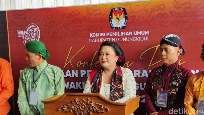 Endah-Joko bersama pimpinan partai koalisi di KPU Gunungkidul, Selasa (27/8/2024).
