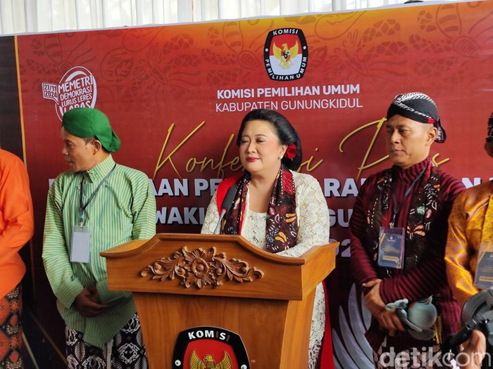Endah-Joko bersama pimpinan partai koalisi di KPU Gunungkidul, Selasa (27/8/2024).