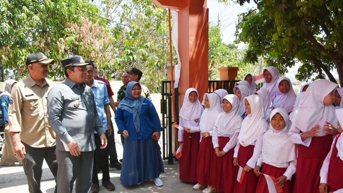 Pj Bupati Sumedang Yudia Ramli saat mendatangi SDN Sirahcai, Jatinangor, Sumedang, Selasa (27/8/2024).