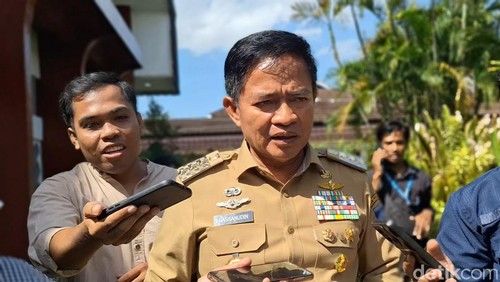 Pj NTB Hassanudin saat diwawancarai, Selasa (27/8/2024). (Nathea Citra/detikBali)