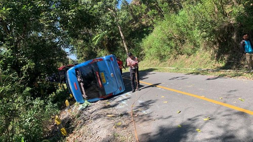 Polisi melakukan olah TKP di lokasi kecelakaan minibus yang mengakibatkan satu orang tewas di Manggarai Timur, NTT, Selasa (27/8/2024). (Foto: Dok. Polsek Borong)