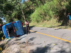 Empat WNA Selamat dalam Lakalantas Tunggal Minibus di Manggarai Timur