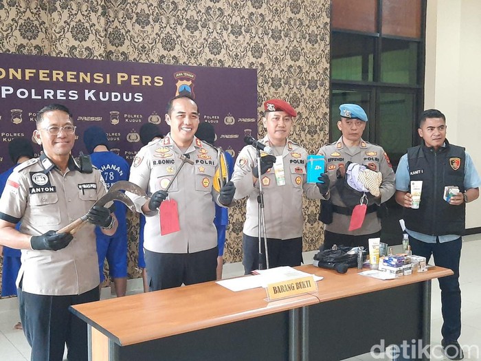 Polres Kudus konferensi pers kasus pencurian toko di wilayah Kaliwungu, Selasa (27/8/2024).