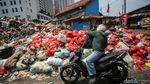 Potret Gunungan Sampah Tutupi Kios Pedagang Pasar Kemiri Depok