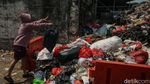 Potret Gunungan Sampah Tutupi Kios Pedagang Pasar Kemiri Depok