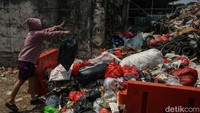 Selain sampah yang telah menggunung bau menyengat juga cukup mengganggu pedagang maupun pembeli yang datang ke Pasar Kemiri Muka ini.