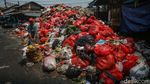 Potret Gunungan Sampah Tutupi Kios Pedagang Pasar Kemiri Depok