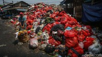 Selain itu ada pula pedagang ayam yang kiosnya terhalang sampah, hal itu tentu sangat mengganggu aktivitas jual beli.