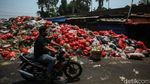 Potret Gunungan Sampah Tutupi Kios Pedagang Pasar Kemiri Depok