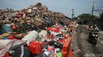 Potret Gunungan Sampah Tutupi Kios Pedagang Pasar Kemiri Depok