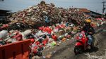 Potret Gunungan Sampah Tutupi Kios Pedagang Pasar Kemiri Depok
