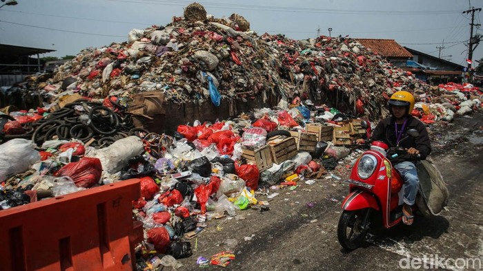 Tumpukan sampah menggunung di Pasar Kemiri Muka, Depok. Tumpukan sampah itu menutupi kios pedagang.