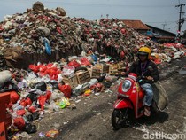 Potret Gunungan Sampah Tutupi Kios Pedagang Pasar Kemiri Depok