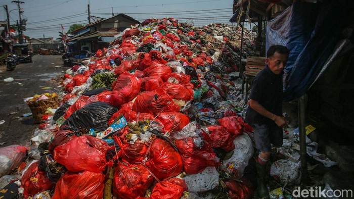 Potret Gunungan Sampah Tutupi Kios Pedagang Pasar Kemiri Depok Tumpukan sampah menggunung di Pasar Kemiri Muka, Depok. Tumpukan sampah itu menutupi kios pedagang.
