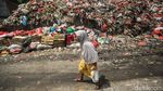 Potret Gunungan Sampah Tutupi Kios Pedagang Pasar Kemiri Depok