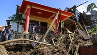 Badan Penanggulangan Bencana Daerah Kota Ternate mencatat, sebanyak 25 unit rumah warga rusak berat dan satu mushola rusak akibat diterjang banjir bandang.