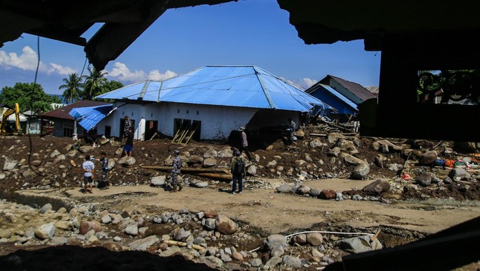 Potret Kerusakan Akibat Banjir Bandang di Ternate, 18 Orang Tewas Sejumlah petugas melintas di dekat rumah yang rusak pasca banjir bandang di Kelurahan Rua, Kota Ternate, Maluku Utara, Selasa (27/8/2024). Badan Penanggulangan Bencana Daerah Kota Ternate mencatat, sebanyak 25 unit rumah warga rusak berat dan satu mushola rusak akibat diterjang banjir bandang yang menewaskan 18 orang. ANTARA FOTO/Andri Saputra/Spt.