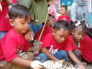 Mengajarkan Cinta Lingkungan Lewat Pembibitan Mangrove