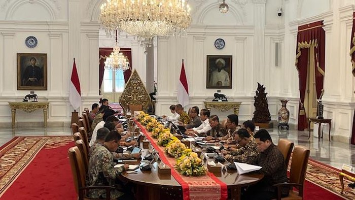 Presiden Jokowi menggelar rapat terbatas di Istana Merdeka, Jakarta hari ini