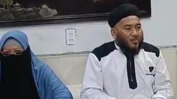 Pria yang diduga pimpinan jamaah pengajian membagikan amplop dan mendukung Bobby Nasution di Pilgub Sumut (Dok. Tangkapan layar video viral)