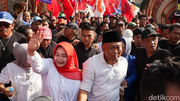 Proses pendaftaran petahana Giri dan Lisdyarita ke KPU Ponorogo